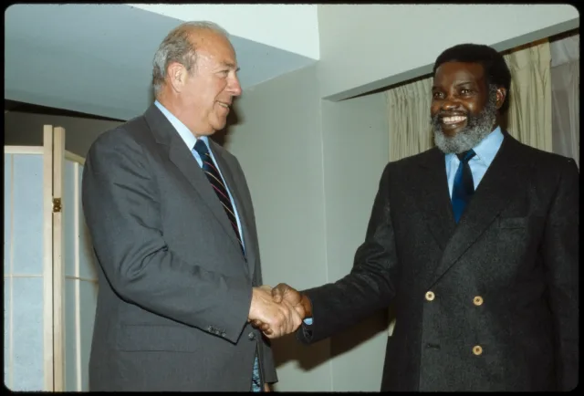 George Shultz Sam Nujoma SWAPO. Collaborative vs Competitive Negotiation: Which Leadership Style Gets Better Deals?
