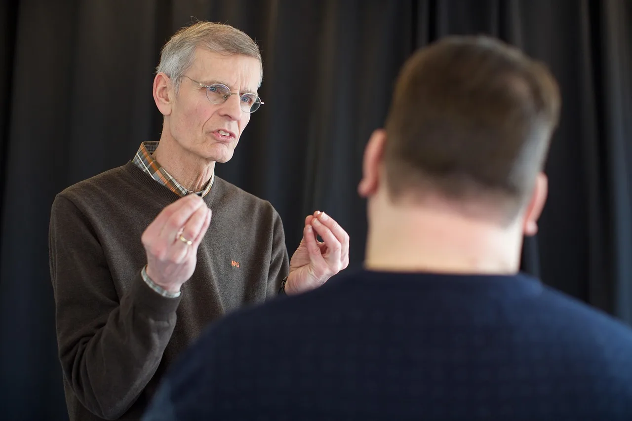 male, portrait, people, grown up, business, coaching, communicate, stories to tell, present, presentation, coaching, coaching, coaching, coaching, coaching. Executive communication: how to land your message with senior leaders