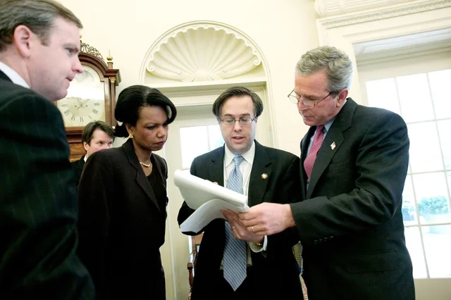 President George W. Bush reviews his State of the Union speech in the Oval Office Tuesday morning, January 20, 2004, with Communications Director Dan Bartlett, at left, Staff Secretary Brett Kavanaugh, National Security Adviser Condoleezza Rice and Mike Gerson, Director of Presidential Speech Writin. The honest guide to executive communication exercises